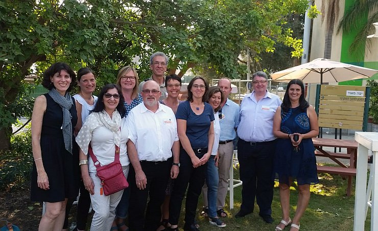 Delegation der Pädagogischen Hochschule Karlsruhe in Tel Aviv mit v.l.: Prof. Dr. Smadar Donitsa-Schmidt (Kibbutzim College), Dr. Jenny Korneck, Dr. Beverley Topaz (Kibbutzim College), Prof. Dr. Heike Schäfer, Dr. Albert Berger, Dr. Stephan Rosebrock, Prof. Dr. Sabine Liebig, Dr. Manuela Böhm, Dr. Tina Waldman (Kibbutzim College), Prof. Dr. Götz Schwab, Prof. Dr. Klaus Peter Rippe und Dr. Rinat Arviv (Kibbutzim College). Foto: Pädagogische Hochschule Karlsruhe