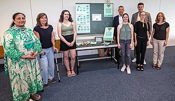 PHKA-Studierende entwickeln soziale Geschäftsideen für Karlsruhe. Das Siegerteam mit Bürgermeister Lenz (hinten links), Prof. Claudia Wiepcke (2. v.r.) und weiteren Jurymitgliedern. Foto: Joel Frank/PHKA