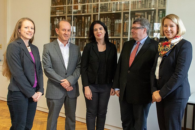 Sandra Simovich (M.) und Maren Steege (r.) mit Prof. Dr. Klaus Peter Rippe (2.v.r.), Prof. Dr. Götz Schwab und Simone Brandt. Foto: Tilman Binz / Pädagogische Hochschule Karlsruhe