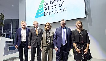 Eröffnung der Karlsruhe School of Education: (v.l.n.r.) Prof. Alexander Woll, wissenschaftlicher Leiter der KSE am KIT; Prof. Jan S. Hesthaven, Präsident des KIT; Petra Olschowski, Ministerin für Wissenschaft, Forschung und Kunst Baden-Württemberg; Prof. Klaus-Peter Rippe, Rektor der PHKA; Prof. Nadine Anskeit, wissenschaftliche Leiterin der KSE an der PHKA. Foto: Sascha Schäfer/KIT