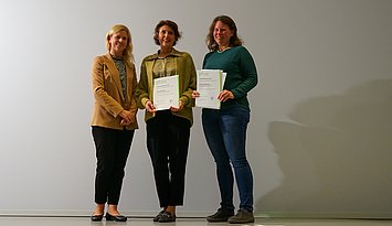 PHKA-Hochschullehrpreis 2023: Olga Walter (M.) und Dr. Tina Schulze nahmen die Auszeichnung von Prorektorin Kohl-Dietrich (l.) entgegen. Foto: Roxane Fijean/Pädagogische Hochschule Karlsruhe