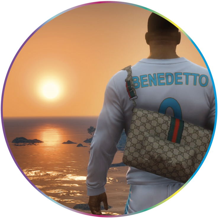 Rückansicht eines Mannes mit weißem Trikot mit Aufdruck 'BENEDETTO' und Tasche mit Muster vor Sonnenuntergang über dem Meer.