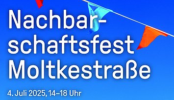 Vor einem himmelblauen Hintergrund wehen bute Wimpel, dazwischen Informationen zum Nachbarschaftsfest Moltkestraße