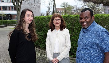 Prof. Dr. Isabel Martin (M.), Dr. Eric Enongene Ekembe und PHKA-Studentin Jessica Weigelmann. Foto: Pädagogische Hochschule Karlsruhe