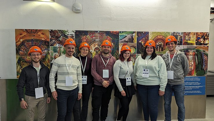 Ein Gruppenbild der Exkursionsteilnehmenden in voller Montur, bereit für die Begehung des Cern.