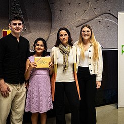 Gruppenbild: V. l.: PHKA-Sportstudent Jan LöweSchülerin Eflin und Lehrkraft Caroline Handtmann (Hardtschule Karlsruhe) sowie PHKA-Sportstudentin Madeleine Wiedermann