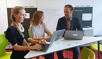 #EntreCoThink: Projektbeteiligte Claudia Wiepcke, Anette Bentz und Bernhard Standl (v.l.) Foto: Pädagogische Hochschule Karlsruhe  