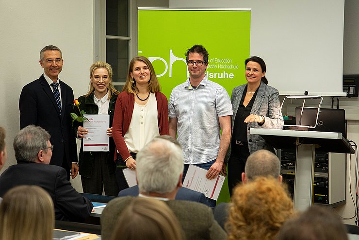 Beste Abschlussarbeiten: Preisübergabe mit Bürgermeister Martin Lenz, Marielouise Mürle-Thür, Julia Werdermann, Björn Ossa und Prorektorin Prof. Dr. Annette Worth, Foto: Pädagogische Hochschule Karlsruhe