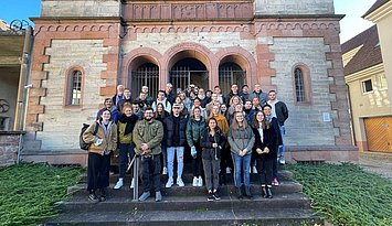 Studierende und Lehrende für Geschichte der Pädagogischen Hochschule Karlsruhe vor der Ehemaligen Synagoge Kippenheim. Foto: PHKA