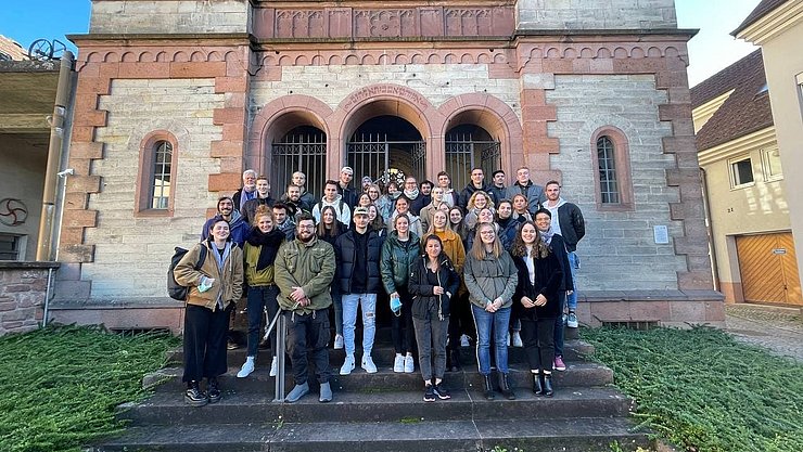 Studierende und Lehrende für Geschichte der Pädagogischen Hochschule Karlsruhe vor der Ehemaligen Synagoge Kippenheim. Foto: PHKA