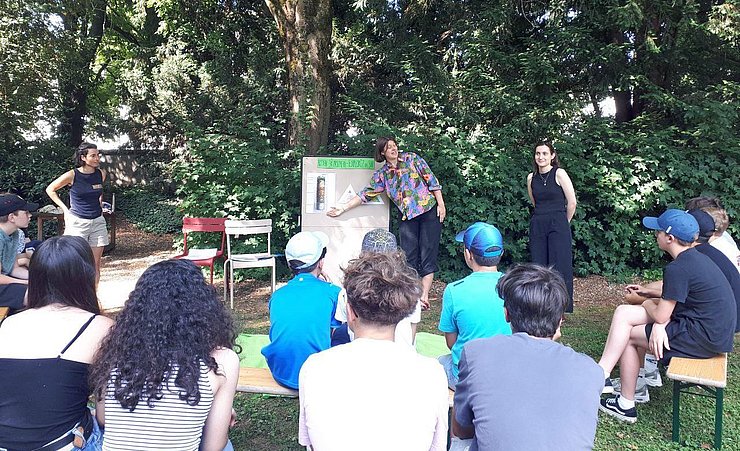 Boden erforschen: PHKA-Studentinnen führten Workshops für französische  Schüler:innen im Garten des Goethe-Instituts Nancy durch. Foto: Nicola Block