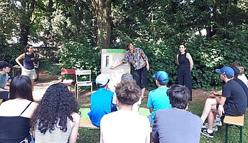 Boden erforschen: PHKA-Studentinnen führten Workshops für französische  Schüler:innen im Garten des Goethe-Instituts Nancy durch. Foto: Nicola Block