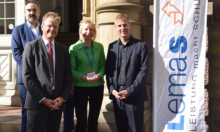 Jan A. Wohlgemuth, Ministerium für Kultus, Jugend und Sport; Prof. Dr. Thomas Riecke-Baulecke, Präsident des Zentrums für Schulqualität und Lehrerbildung; Prof. Dr. Gabriele Weigand, Koordinatorin des Forschungsverbunds LemaS-Transfer, und Daniel Hager-Mann, Ministerialdirektor im Ministerium für Kultus, Jugend und Sport Baden-Württemberg (v.l.n.r.) vor dem Johann-Gottlieb-Tulla-Hörsaal des Karlsruher Instituts  für Technologie (KIT). Bildquelle: Solveig Lechner/LemaS-Transfer