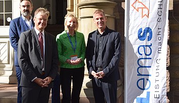 Jan A. Wohlgemuth, Ministerium für Kultus, Jugend und Sport; Prof. Dr. Thomas Riecke-Baulecke, Präsident des Zentrums für Schulqualität und Lehrerbildung; Prof. Dr. Gabriele Weigand, Koordinatorin des Forschungsverbunds LemaS-Transfer, und Daniel Hager-Mann, Ministerialdirektor im Ministerium für Kultus, Jugend und Sport Baden-Württemberg (v.l.n.r.) vor dem Johann-Gottlieb-Tulla-Hörsaal des Karlsruher Instituts  für Technologie (KIT). Bildquelle: Solveig Lechner/LemaS-Transfer