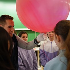 Schülerin mit einem der beiden Testballone