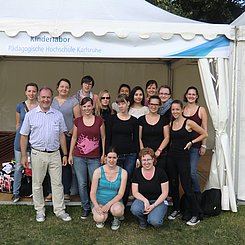 Dr. Wolfgang Schmitz mit Studierenden vor dem Pagodenzelt des KinderLabors im Experimentepark von EFFEKTE 2013