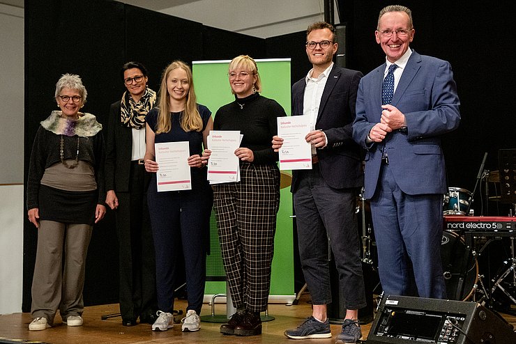 Hochschulpreis der Stadt Karlsruhe für PHKA-Studierende: Bürgermeister Dr. Käuflein (r.) überreichte die Urkunden. Foto: Lea Schmitt/PHKA