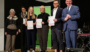 Hochschulpreis der Stadt Karlsruhe für PHKA-Studierende: Bürgermeister Dr. Käuflein (r.) überreichte die Urkunden. Foto: Lea Schmitt/PHKA