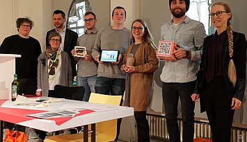 Die vier Entwickler von „Economic Escape“ (2. bis 5. v.r.) zusammen mit Prof. Dr. Dr. h. c. Claudia Wiepcke (r.) und den Jury-Mitgliedern vom Badischen Landesmuseum. Foto: Pädagogische Hochschule Karlsruhe