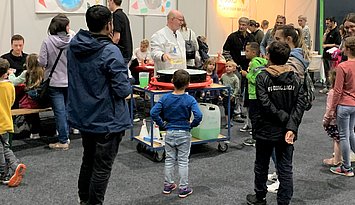 Staunen, mitmachen und Spaß haben: Stand der Pädagogischen Hoch-schule Karlsruhe bei den Science Days 2022. Foto: Roland W. Forkert