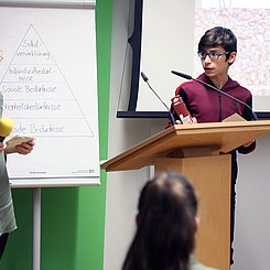 Mitglieder des KinderCouncil stellen ihre Beschlüsse vor. Foto. Pädagogische Hochschule Karlsruhe