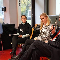 Dei Paneldiskussion beim Kick off des PhyLa mit Léonie Trick, Vektor Stiftung, Nadine Anskeit, Dorothee Kohl-Dietrich und Thomas Rohr, Jugendstiftung der Sparkasse Karlsruhe