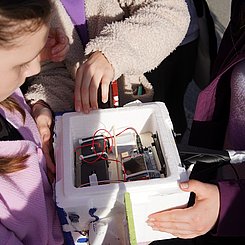 Schülerin nach Bergung der Sonde, während der Entnahme des Equipements 