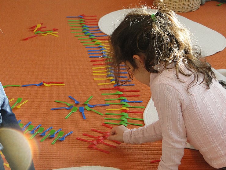 Im Tätigsein mathematische Zusammenhänge entdecken. Foto: MachmitWerkstatt MiniMa