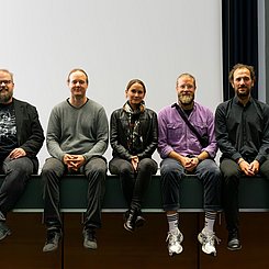 Das Team: Moderator Philipp Schrögel (l.) und DJ Roman Mühlschlegel (2.v.r.) mit den Organisator:innen vom Hochschulprofilfeld „Bildungsprozesse in der digitalen Welt“ – Stefan Weber (2.v.l.), Nadine Anskeit und Bernhard Standl. Foto: Roxane Fijean/PHKA