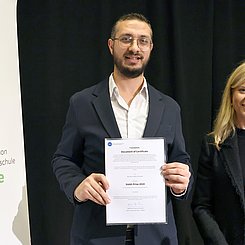 Verleihung DAAD-Preis 2024: Preisträger Ali Alhamwi und Dorothee Kohl-Dietrich, PHKA-Prorektorin Studium, Lehre und Internationales. Foto: Jörg Donecker/Pädagogische Hochschule Karlsruhe