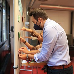 Gemeinsame Arbeit und Austausch zum Transfervorhaben von „Leistung macht Schule“. Foto: LemaS